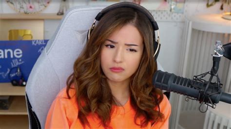 pokimane slip|Pokimane panics after accidental wardrobe。